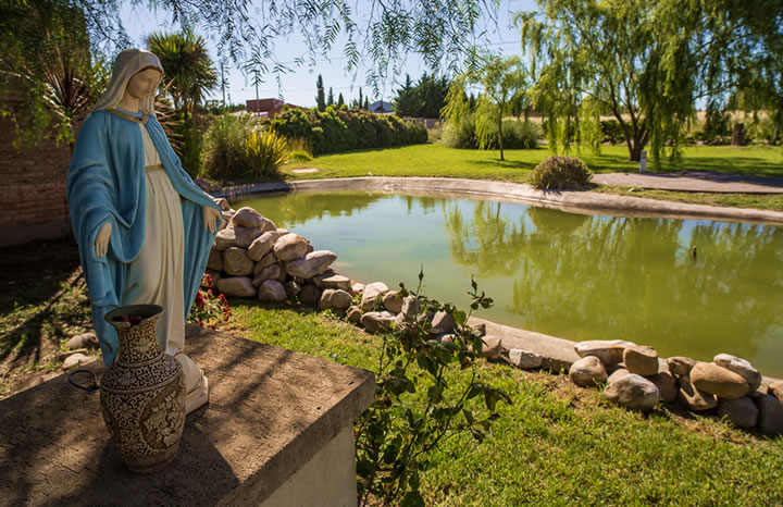 exterior con lago artificial